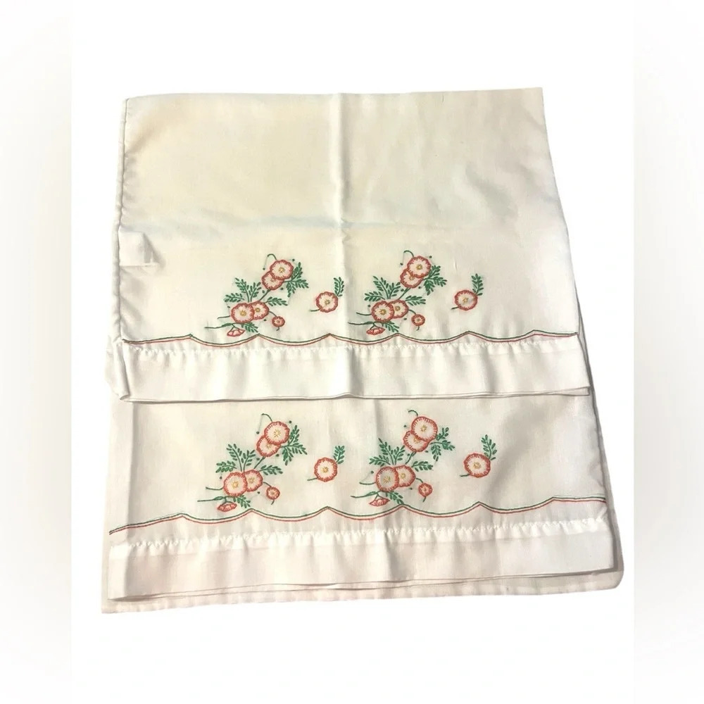 Vtg Set of 2 Handmade/Hand Embroidered/Hand Crochet Floral Pillow Cases